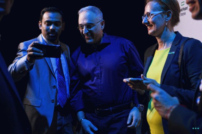 Neri, here posing for a selfie with Discover attendees, has been guidando un cambiamento culturale in HPE progettato da Neri ed ex CEO  Meg Whitman.